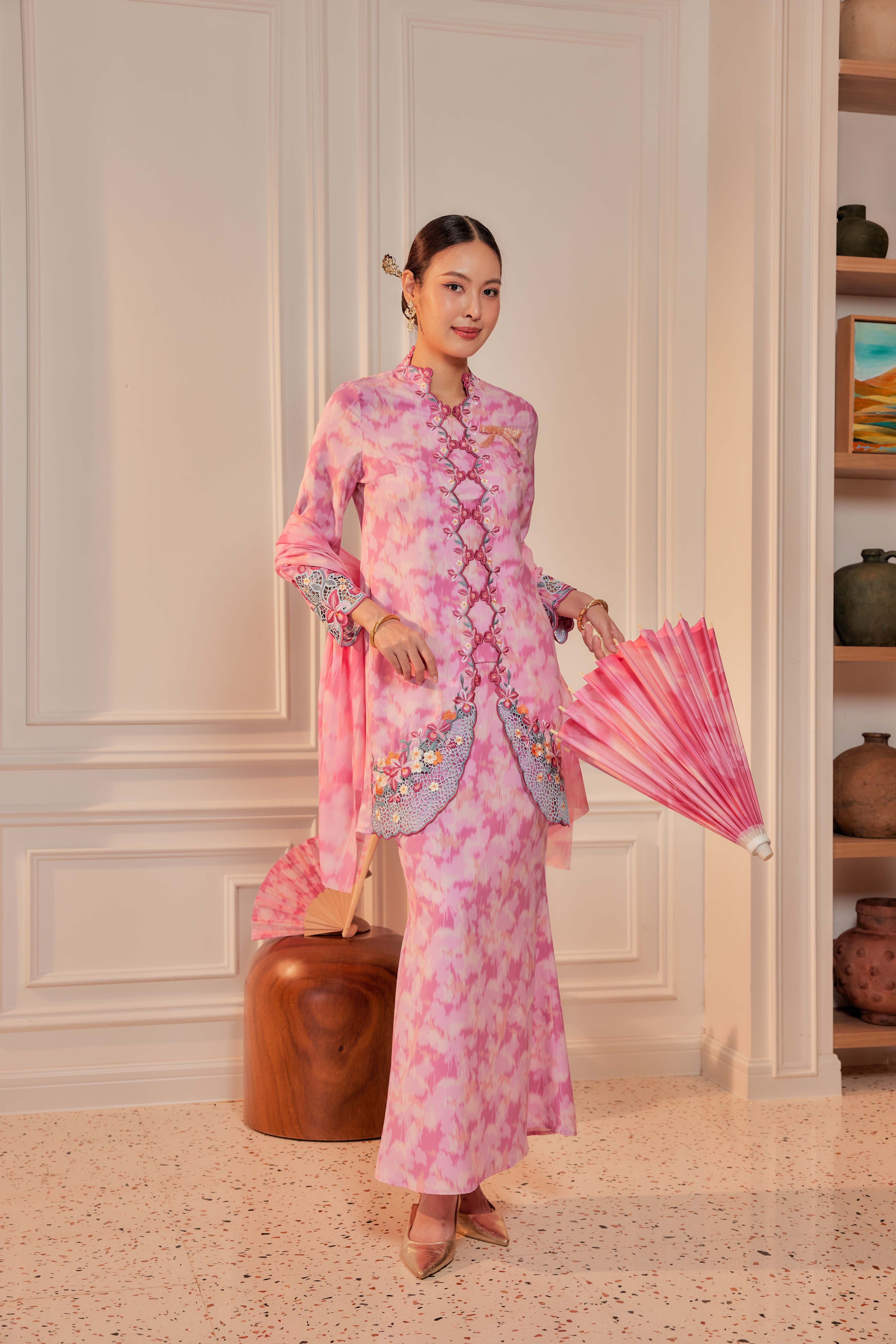 50 - Dewi Kemuning I - Kebaya Sulam Goyang Set With Matching Fan & Selendang [PREORDER]