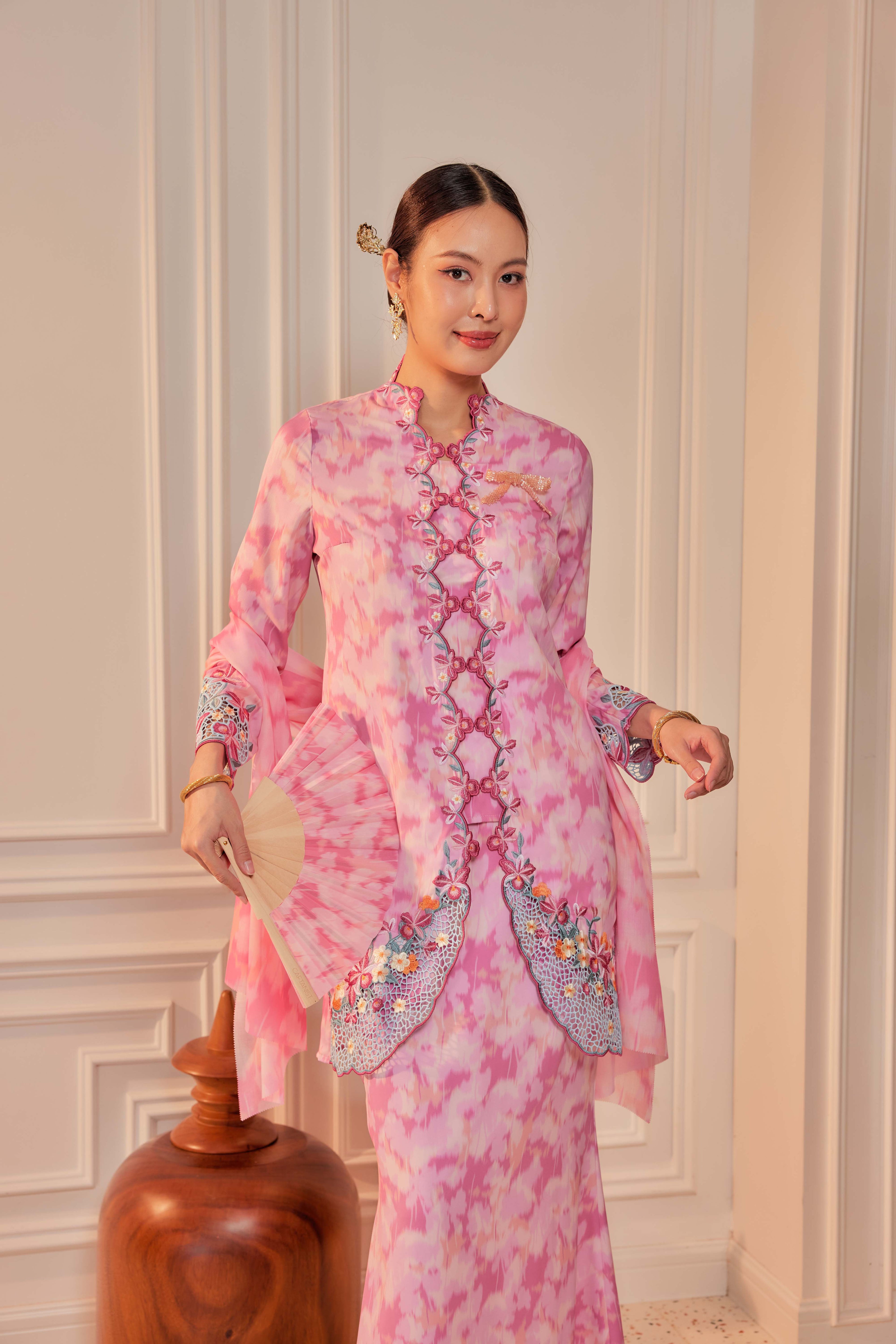 50 - Dewi Kemuning I - Kebaya Sulam Goyang Set With Matching Fan & Selendang [PREORDER]