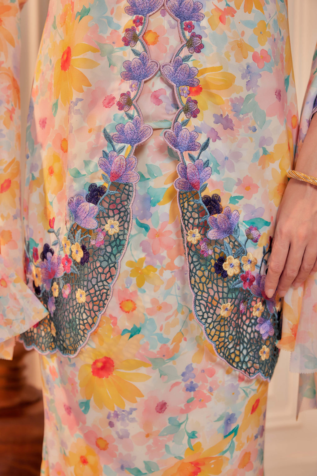 28 - Kembang Ratna - Kebaya Sulam Goyang Set With Matching Fan & Selendang [PREORDER]