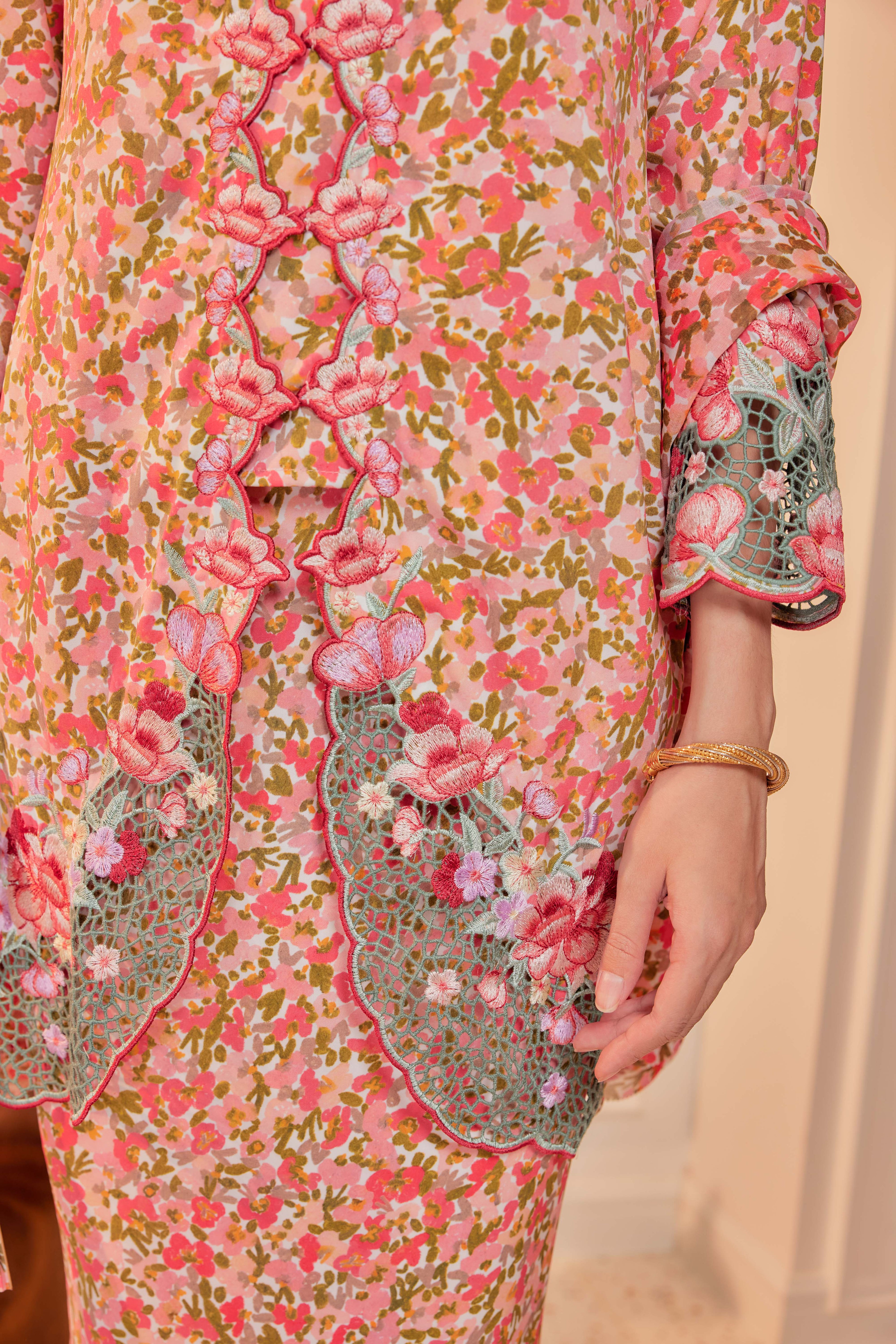 38 - Bunga Air Mata Pengantin - Kebaya Sulam Goyang Set With Matching Fan & Selendang [PREORDER]