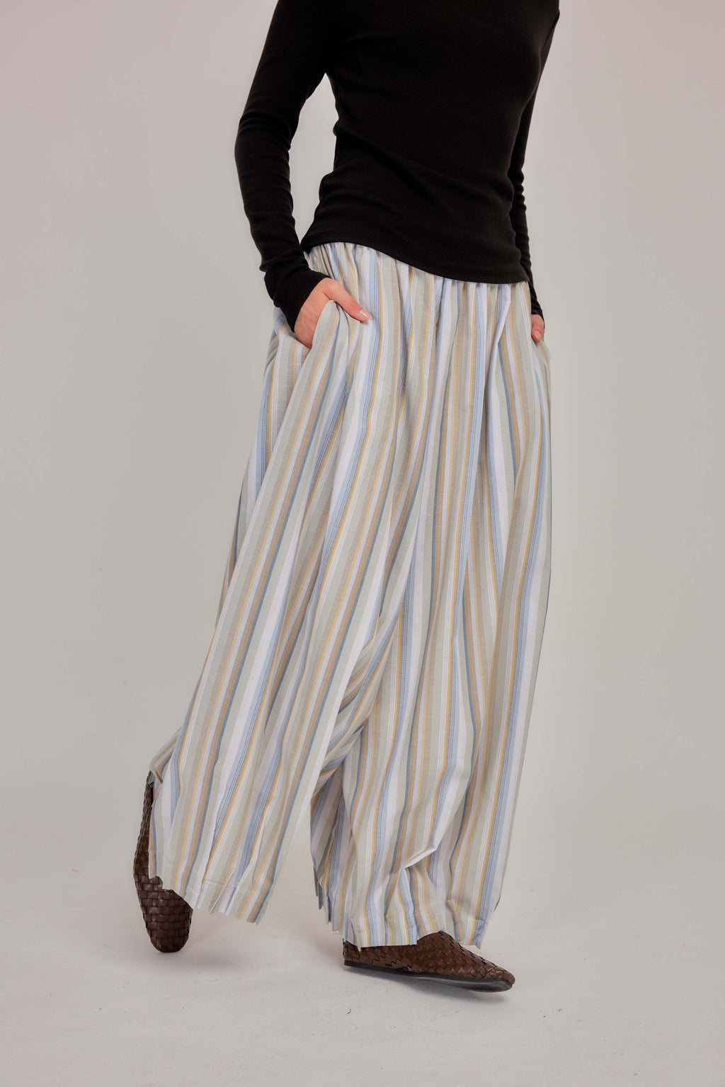 09 - Seaside Oat - Pleated Barrel-leg Pants