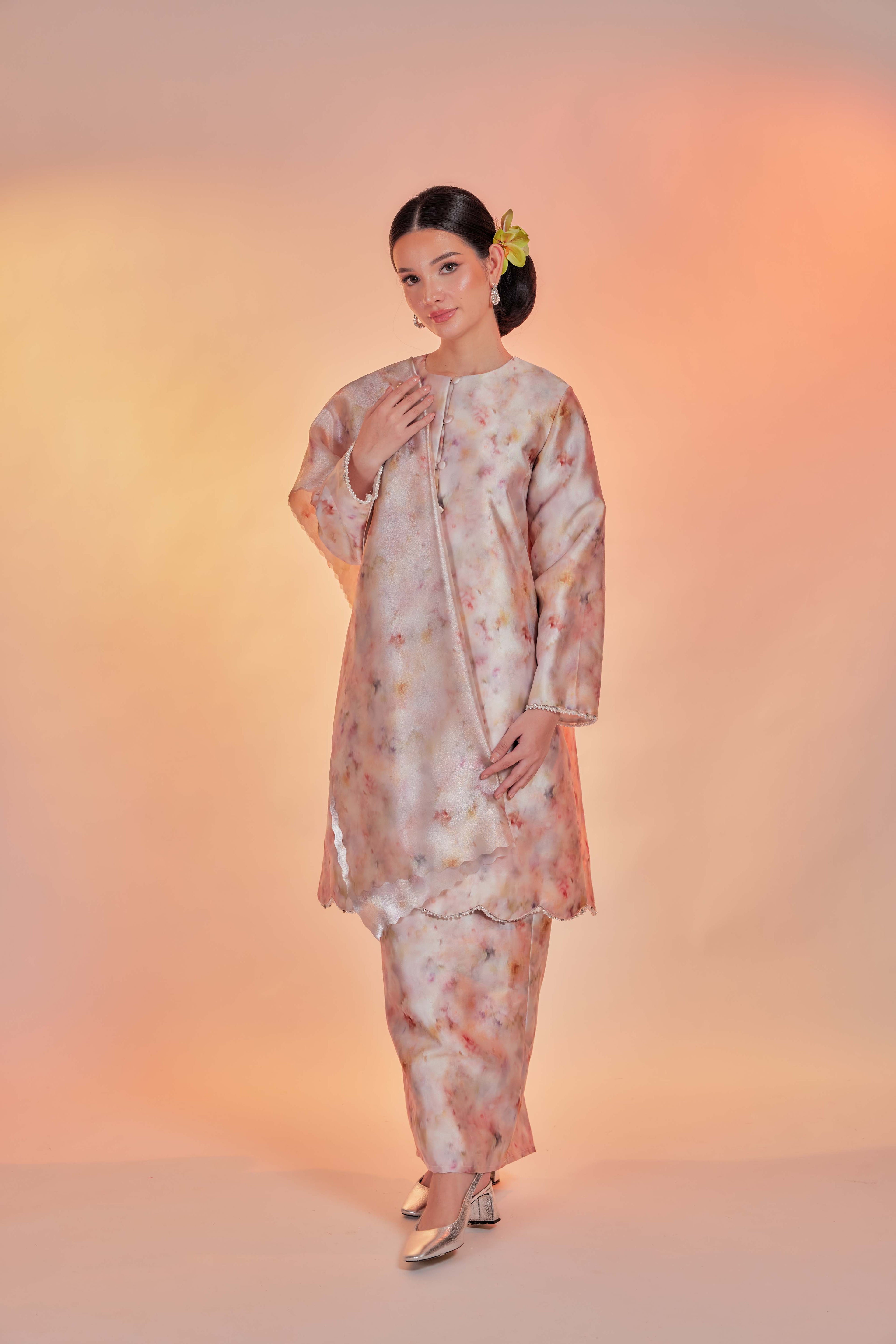 Vintage Autumn Mist - Kebarung Dayang Senandung with Selendang