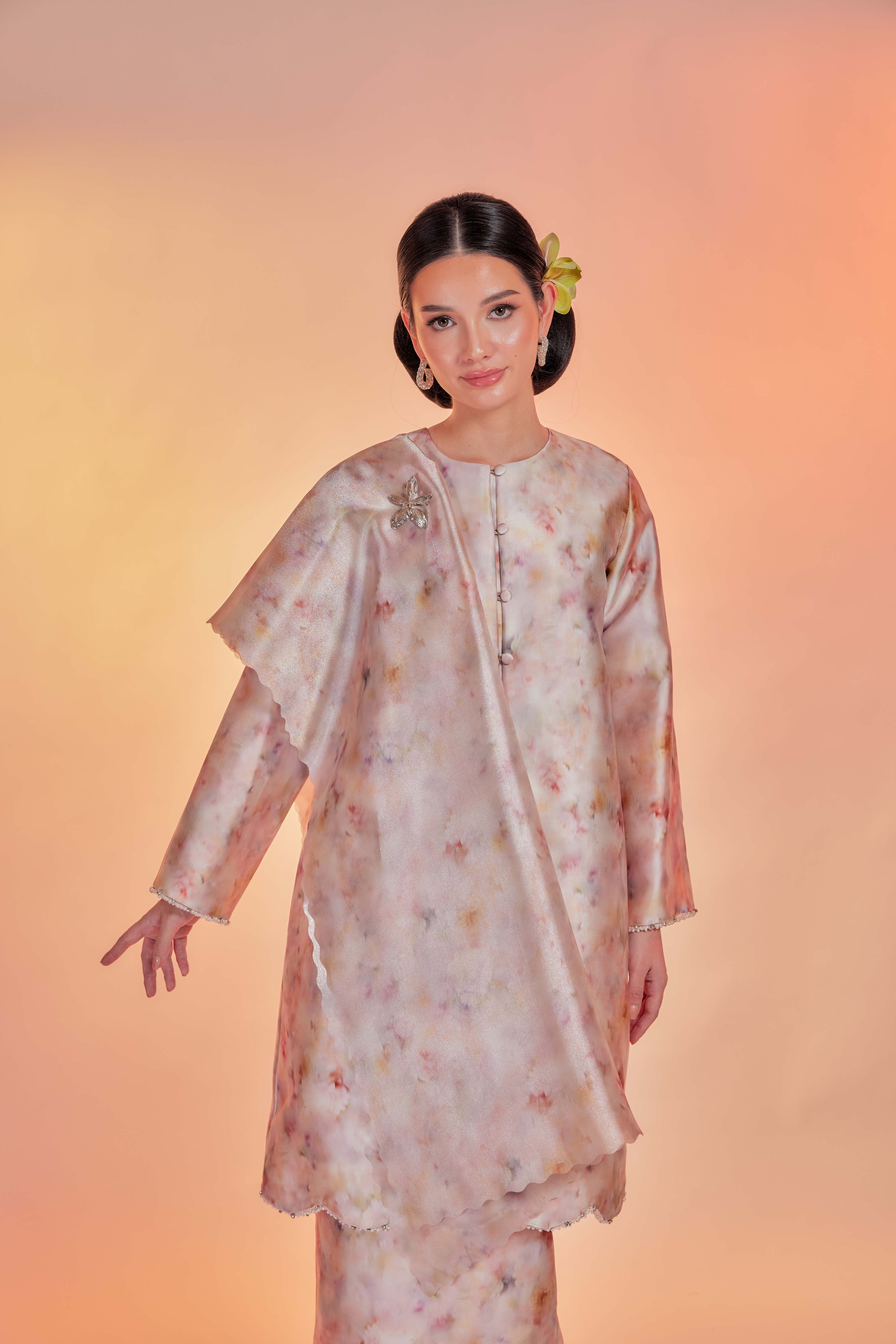 Vintage Autumn Mist - Kebarung Dayang Senandung with Selendang