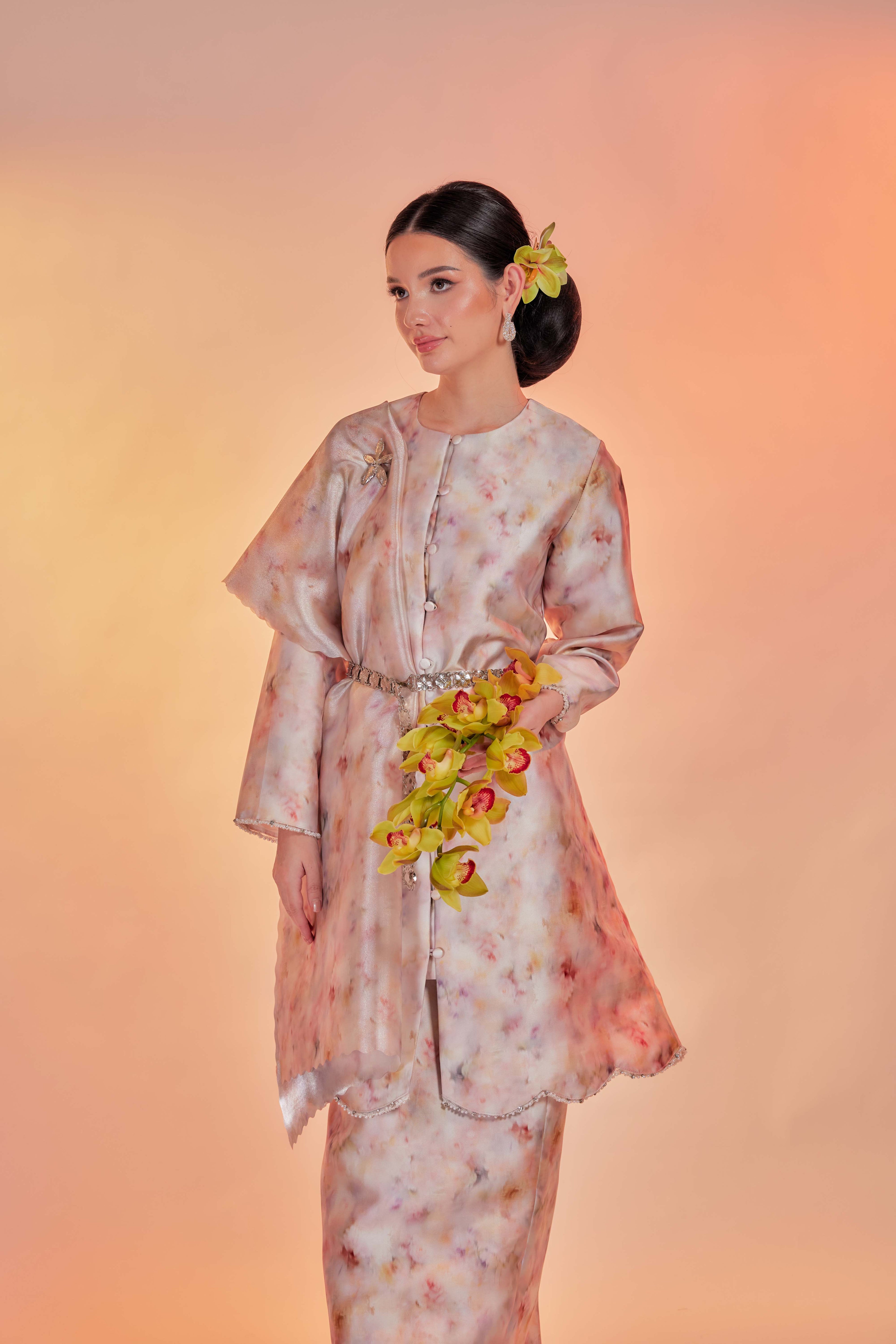 Vintage Autumn Mist - Kebarung Dayang Senandung with Selendang