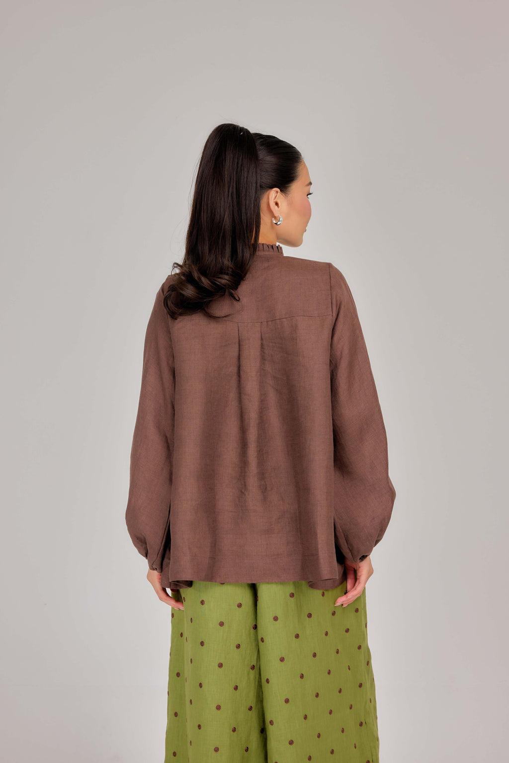 08 - The Heirloom Wave-Pleated Pure Linen Blouse in Chocolate Chip