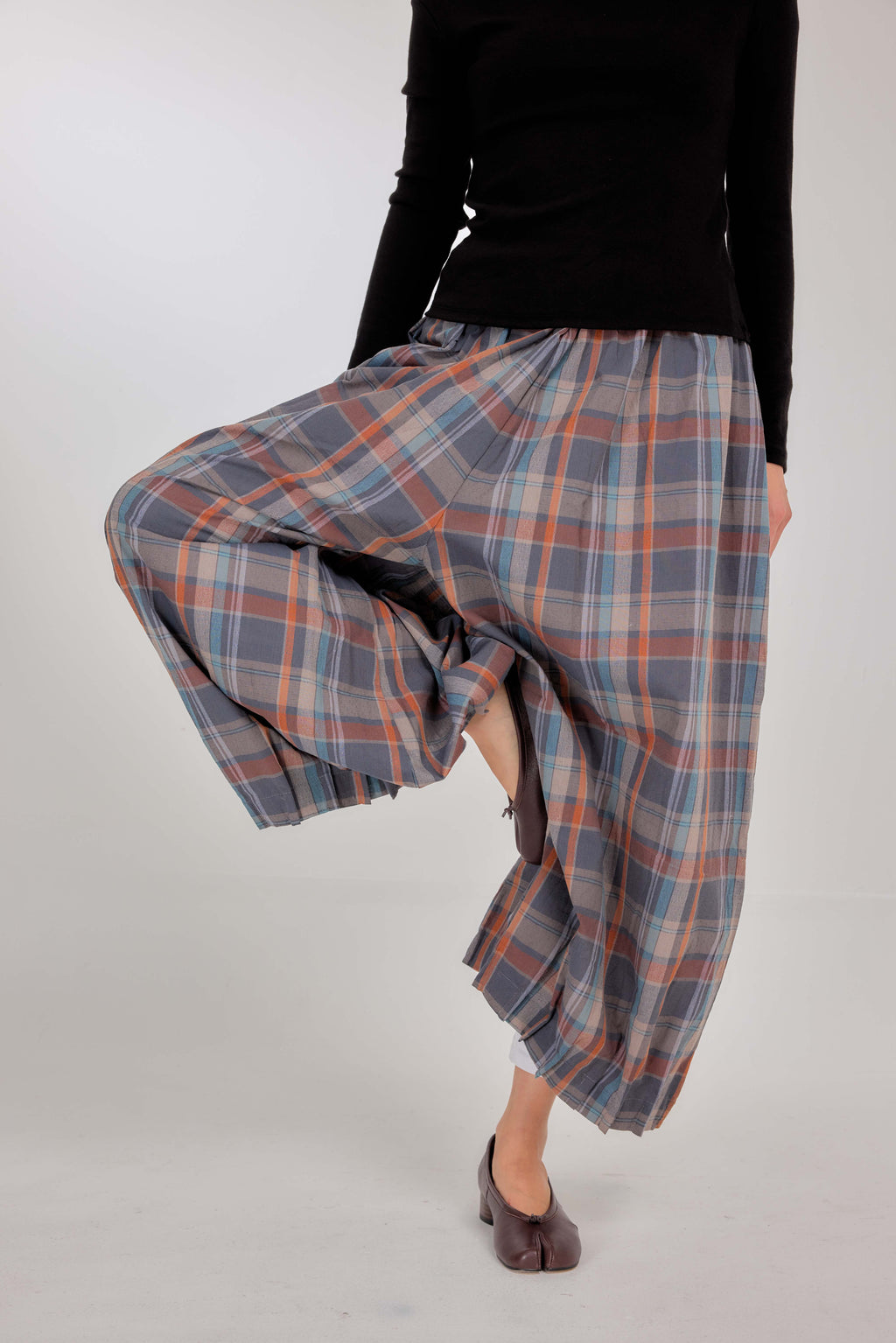 05 - Mauve Ash - Pleated Barrel-leg Pants