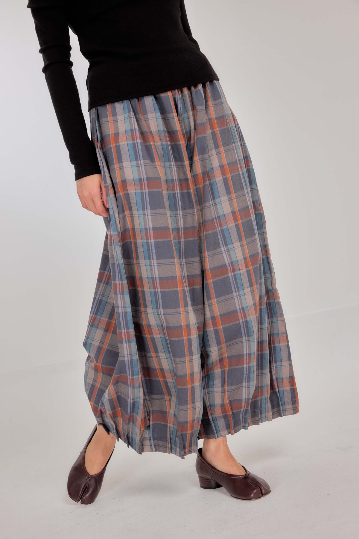 05 - Mauve Ash - Pleated Barrel-leg Pants