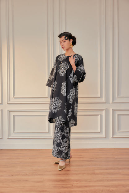 Authentic Batik Kurung in Monokrom